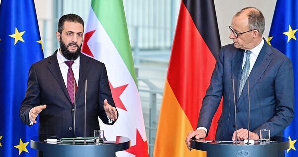 Bundeskanzler Friedrich Merz (CDU, re.) und Ahmed al-Scharaa, Präsident der syrischen Übergangsregierung, während ihrer Statements nach den Gesprächen im Bundeskanzleramt.
