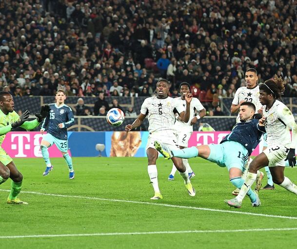 Deniz Undav (Mitte) erlöst das deutsche Team mit seinem späten Treffer gegen Ghana.