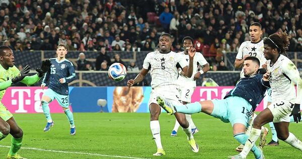 Deniz Undav (Mitte) erlöst das deutsche Team mit seinem späten Treffer gegen Ghana.