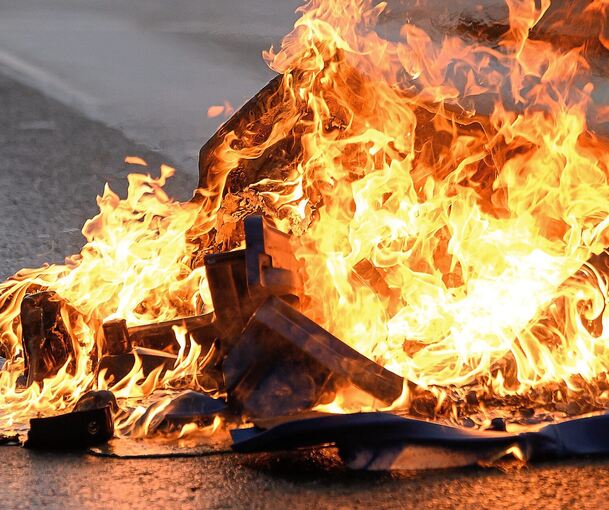 Eine Mülltonne brennt (Symbolbild). Eine Mülltonne brennt (Symbolbild).