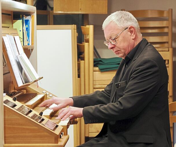 Wolfgang Seifen an der Orgel der Besigheimer Stadtkirche.