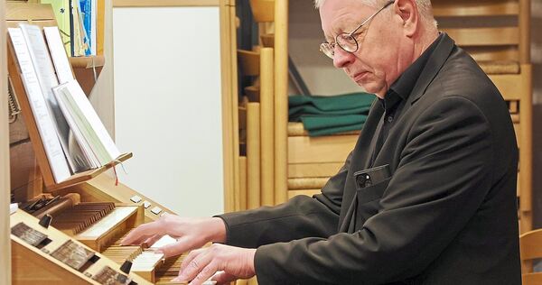Wolfgang Seifen an der Orgel der Besigheimer Stadtkirche.