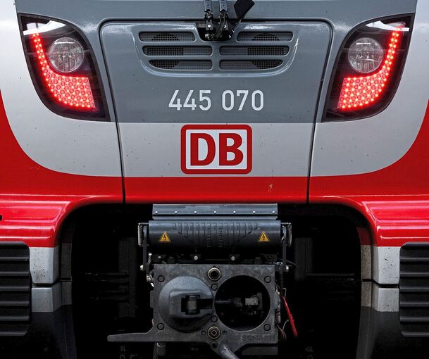 Die Bahn ist von Karlsruhe in Richtung Stuttgart unterwegs.