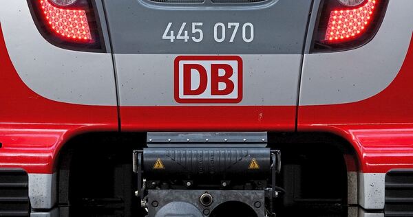 Die Bahn ist von Karlsruhe in Richtung Stuttgart unterwegs.