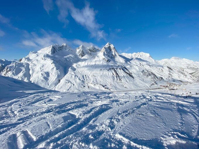 Verschneiter Gebirgszug in Österreich