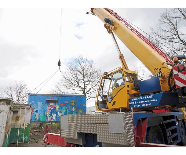 Die Container der Jugendfarm in Kornwestheim werden umplatziert.