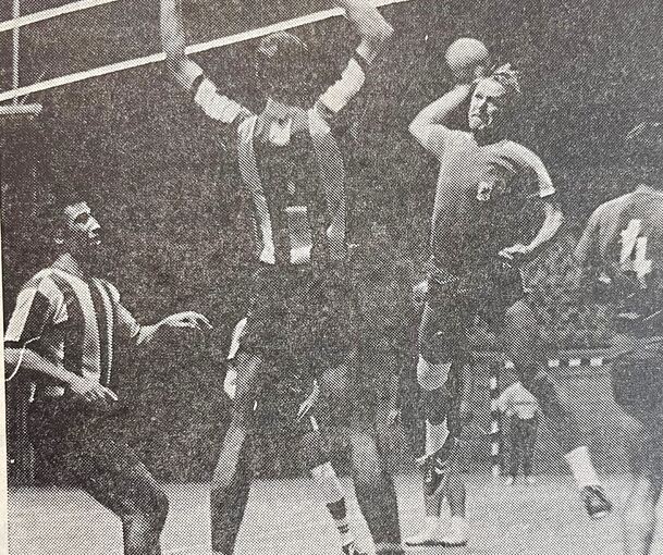 Kraftvoller Wurf: Manfred Krautt 1971 beim Wurf im Oßweiler Trikot.