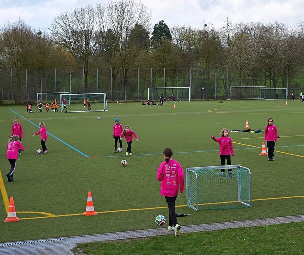 Der Platz ist voll: Rund 70 Mädchen und Jungs zeigen am Montag ihr Können auf dem Fußballfeld – und lernen auch noch einiges dazu.