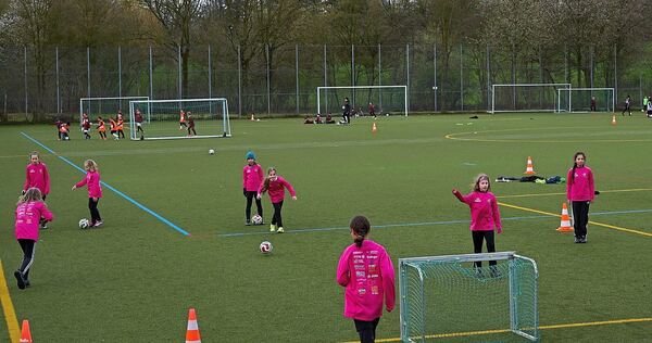 Der Platz ist voll: Rund 70 Mädchen und Jungs zeigen am Montag ihr Können auf dem Fußballfeld – und lernen auch noch einiges dazu.