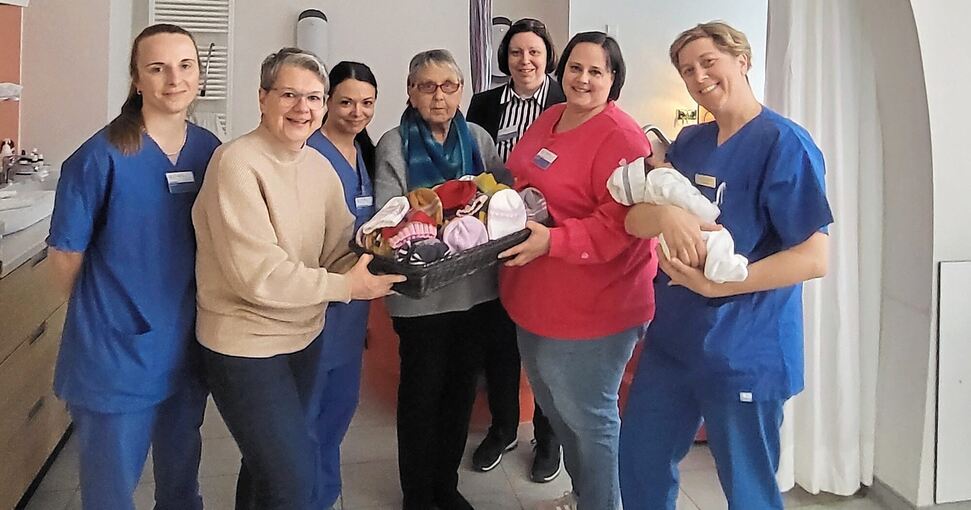 Willkommensgeschenk im RKH-Krankenhaus Bietigheim-Vaihingen: Hebamme Jule Riecke, Erika Förnbacher, Hebamme Andrea Ristic, Renat Willkommensgeschenk im RKH-Krankenhaus Bietigheim-Vaihingen: Hebamme Jule Riecke, Erika Förnbacher, Hebamme Andrea Ristic, Renate Mäule, Pflegebereichsleitung Carola Lienig, Teamleitung Debora Friedrich und Hebamme Cornelia Leibfarth mit Baby Maria (