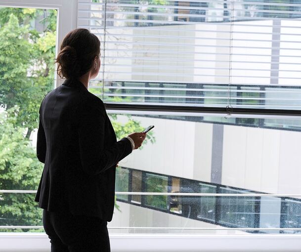 Teamkonflikte, schlechter Stil, psychischer Druck. Wenn die Führungsebene eines Unternehmens so agiert, leiden die Mitarbeiterinnen und Mitarbeiter.