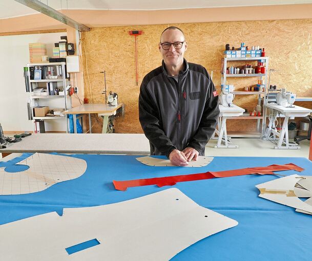 „Nur herumzusitzen, ist nicht mein Ding“: Ralph Goll bearbeitet in seiner Werkstatt himmelblau gefärbtes Leder, mit dem er den Innenraum eines getunten VW Polos veredeln will.