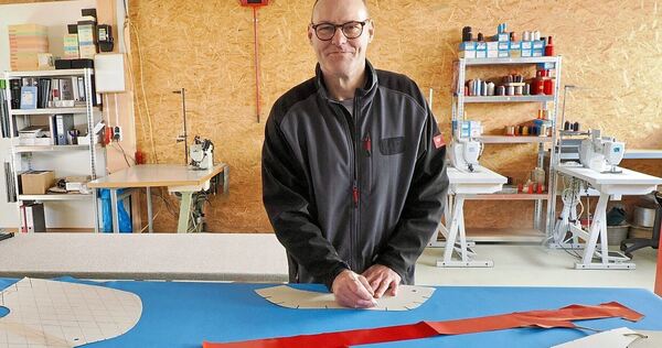 „Nur herumzusitzen, ist nicht mein Ding“: Ralph Goll bearbeitet in seiner Werkstatt himmelblau gefärbtes Leder, mit dem er den Innenraum eines getunten VW Polos veredeln will.