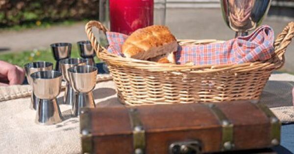 Das Abendmahl wird auf der Wiese an der Karlshöhe angeboten.