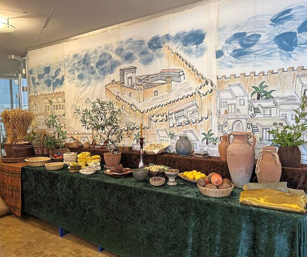 Liebevoll aufgebaute Stationen führen die Besuchenden vom Stadttor Jerusalems auf den Markt mit seinem bunten Treiben.