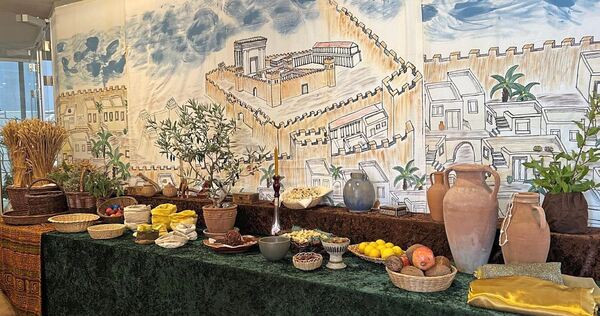 Liebevoll aufgebaute Stationen führen die Besuchenden vom Stadttor Jerusalems auf den Markt mit seinem bunten Treiben.