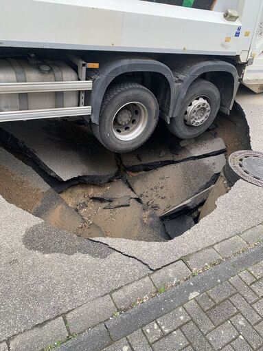Fahrbahn bricht ein - Lastwagen sackt in Loch