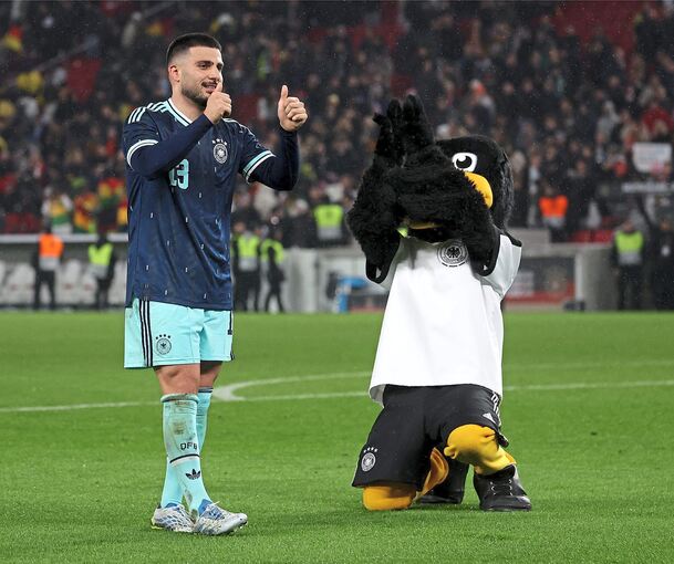 Maskottchen Paule liegt Heilsbringer Deniz Undav (links) zu Füßen – anders als Bundestrainer Julian Nagelsmann.