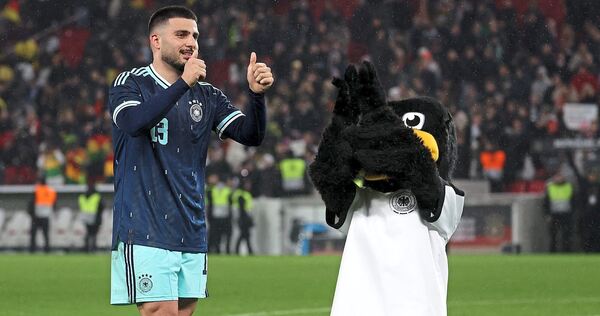 Maskottchen Paule liegt Heilsbringer Deniz Undav (links) zu Füßen – anders als Bundestrainer Julian Nagelsmann.