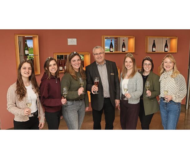Antrittsbesuch der Deutschen Weinhoheiten: Natalie Schäfter, Manuela Breitmayer, Anna Joos, WZG-Vorstand Bernhard Idler, Anna Zenz, Katja Simon, Emma Meinhardt (v.l.).