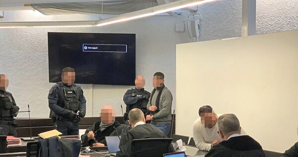 Die Angeklagten G, I. und K. im Gerichtssaal mit ihren Verteidigern (v.l.).