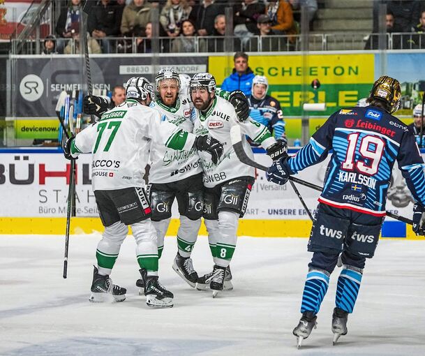 Bietigheimer Torjubel: Tim Schüle (Mitte) freut sich über den Bietigheimer 1:0-Führungstreffer. Arne Uplegger (links) und Jack Dugan sind die ersten Gratulanten. Towerstars-Topscorer Erik Jinesjö Karlsson wendet sich frustriert ab.