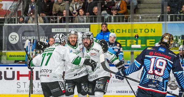 Bietigheimer Torjubel: Tim Schüle (Mitte) freut sich über den Bietigheimer 1:0-Führungstreffer. Arne Uplegger (links) und Jack Dugan sind die ersten Gratulanten. Towerstars-Topscorer Erik Jinesjö Karlsson wendet sich frustriert ab.