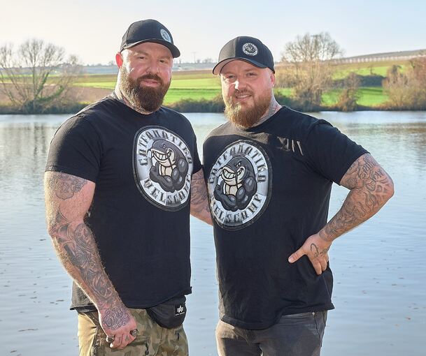 Mathias (links) und Jens Suppan am Ufer des Neckar.