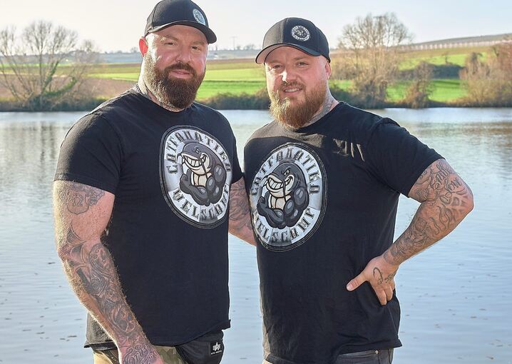 Mathias (links) und Jens Suppan am Ufer des Neckar.