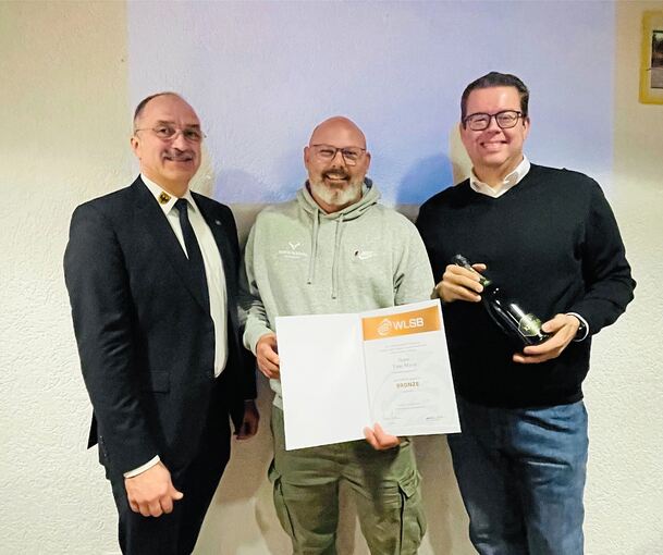 Matthias Müller, Präsident des Sportkreises Ludwigsburg (links), Timo Mayer, scheidender Sportwart des TCN (Mitte) und Michael Rupps, Vorsitzender des Tennisclub Neckarrems (rechts).