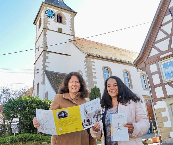 Tanja Wildermuth (links) und Chris Scheuing-Bartelmess haben mehrere Monate an dem Rundgang durch die Dorfgeschichte gearbeitet.