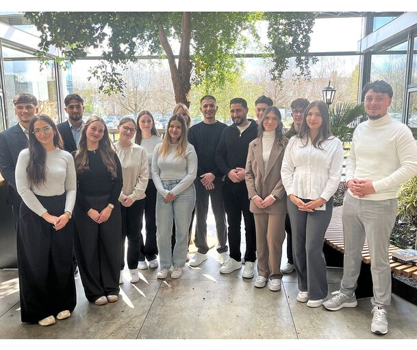 Für ihr Projekt brauchen sie Teamgeist, Motivation und Problemlösungskompetenz: Azubis der VR-Bank Ludwigsburg.