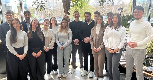 Für ihr Projekt brauchen sie Teamgeist, Motivation und Problemlösungskompetenz: Azubis der VR-Bank Ludwigsburg.