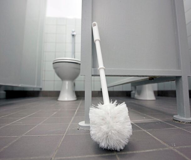 An den Marbacher Schulen scheint es Probleme mit der Sauberkeit zu geben. Unter anderem sollen die Schultoiletten verschmutzt sein.