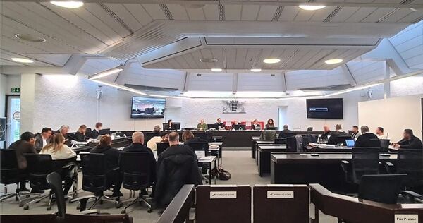 Im Raserprozess akzeptieren die zwei Nebenkläger-Familien Geld von den Angeklagten. Das sorgt für Aufregung.