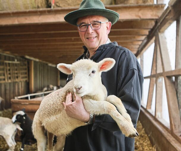 Hans-Peter Schuhmacher mit einem seiner Lämmer.