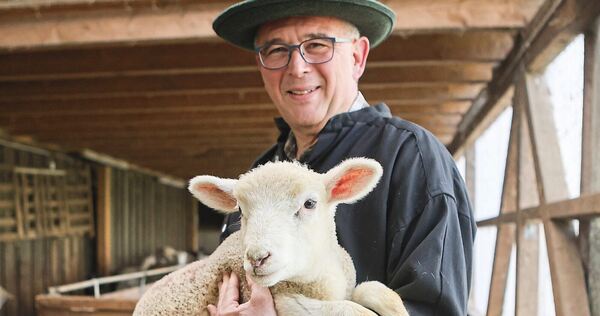 Hans-Peter Schuhmacher mit einem seiner Lämmer.