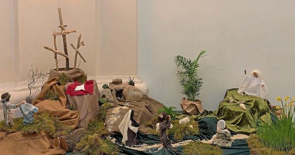 Im Kirchenraum und im Foyer der Stadtkirche sind die Szenen ausgestellt.