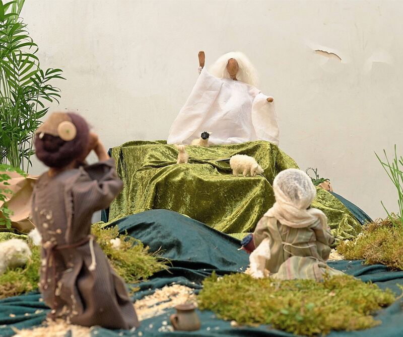 Die Puppen sind bewusst ohne Gesicht dargestellt. Die Puppen sind bewusst ohne Gesicht dargestellt.