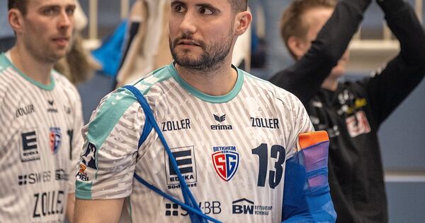 Dick einbandagiert: Juan de la Peña.