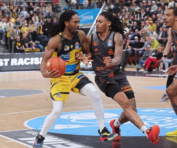 Terrell Harris (links) übernimmt gegen Nike Sibandes Chemnitzer Verantwortung.