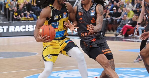 Terrell Harris (links) übernimmt gegen Nike Sibandes Chemnitzer Verantwortung.