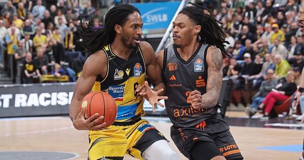 Terrell Harris (links) übernimmt gegen Nike Sibandes Chemnitzer Verantwortung.