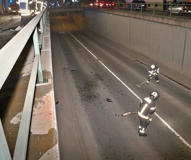 Autoteile flogen in die Unterführung.