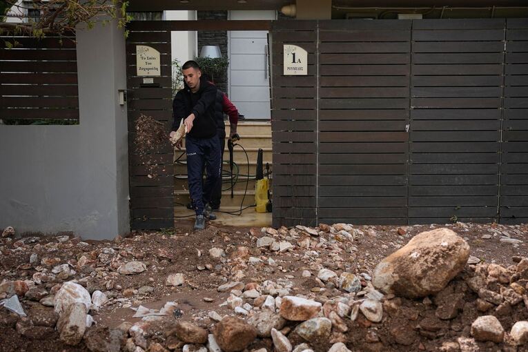 Starke Regenfälle und Saharastaub setzen Ägäis zu Starke Regenfälle und Saharastaub setzen Ägäis zu