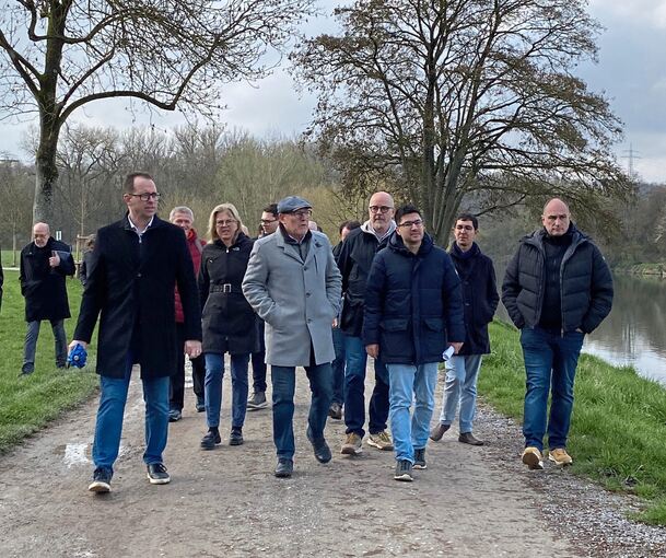 Verkehrsminister Winfried Herrmann (grauer Mantel) beim Besuch in Marbach.