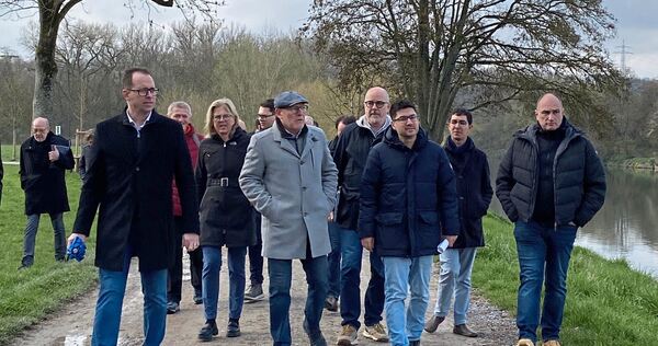 Verkehrsminister Winfried Herrmann (grauer Mantel) beim Besuch in Marbach.