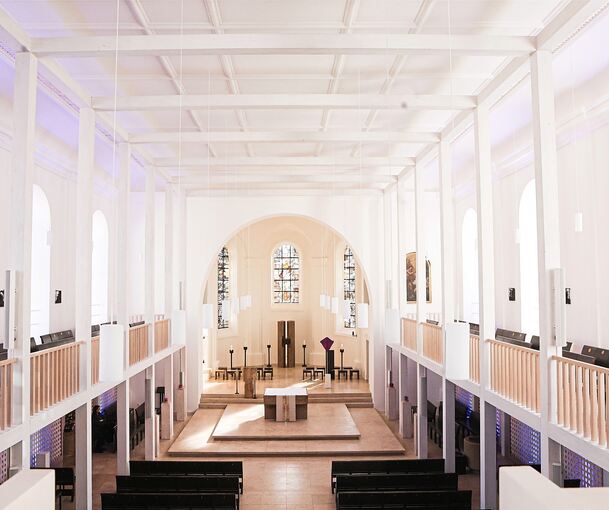 Dieser beeindruckende Blick bietet sich von der Empore auf den sanierten Kirchenraum der Dreieinigkeitskirche.