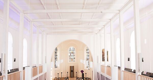 Dieser beeindruckende Blick bietet sich von der Empore auf den sanierten Kirchenraum der Dreieinigkeitskirche.
