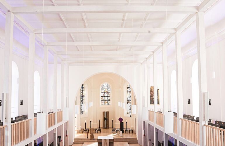 Dieser beeindruckende Blick bietet sich von der Empore auf den sanierten Kirchenraum der Dreieinigkeitskirche.